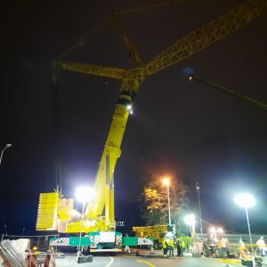 Der Kran bei der Auflage der Behelfsbrücke auf das 