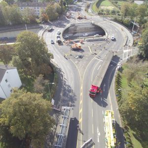 Das Eintreffen der Behelfsbrücke 