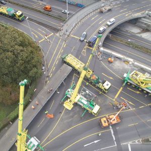 Das Eintreffen der Behelfsbrücke 