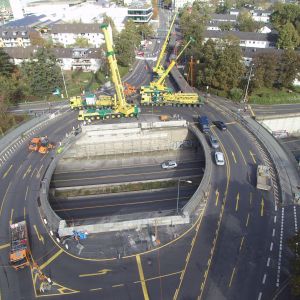 Das Eintreffen der Behelfsbrücke 