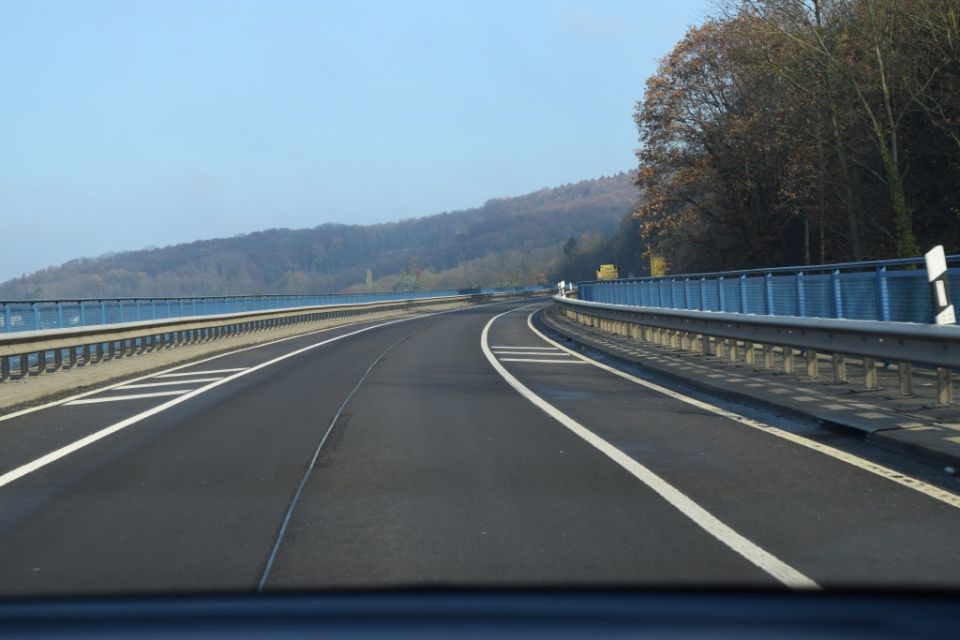 Drachenbrücke an der B42