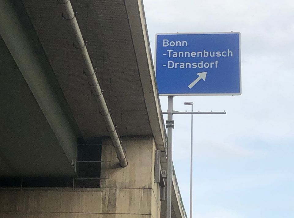 Blick von unten auf das Brückenbauwerk Tausendfüßler an der A565