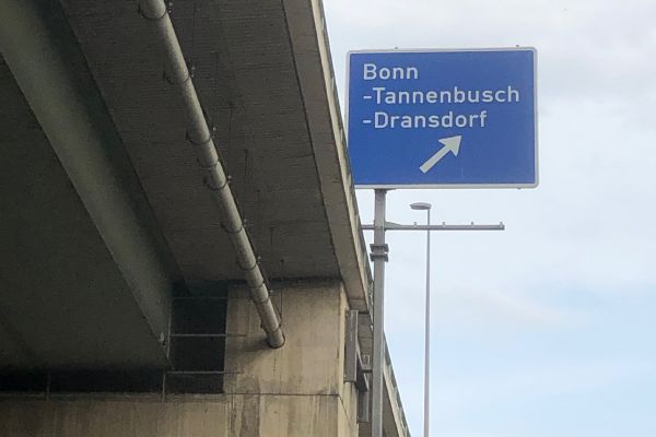 Blick von unten auf das Brückenbauwerk Tausendfüßler an der A565