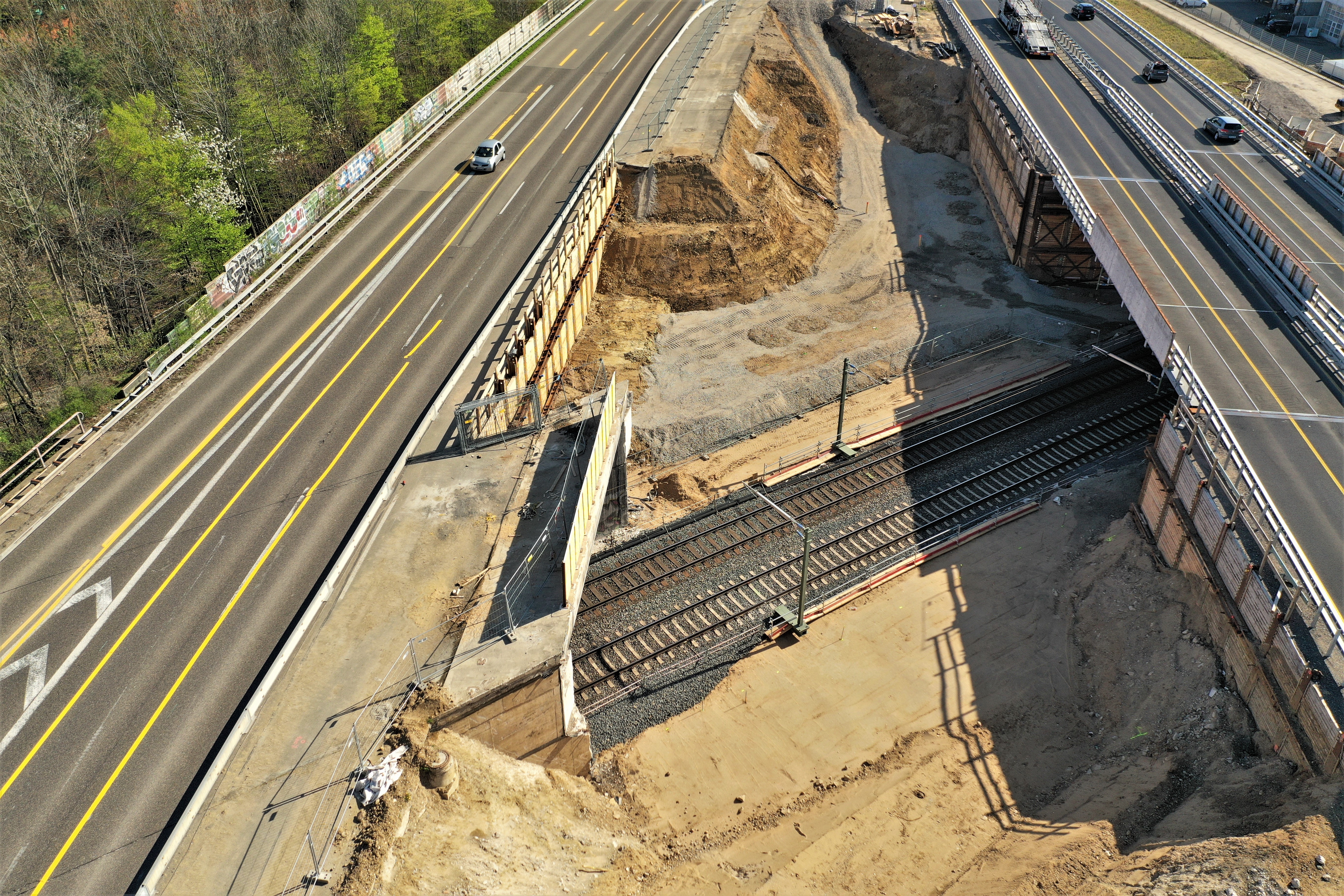 Behelfsbrücke und neue Gleise der S13, März 2021