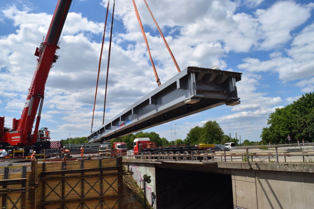 Einheben des Fahrbahnmittelteils einer Behelfsbrücke