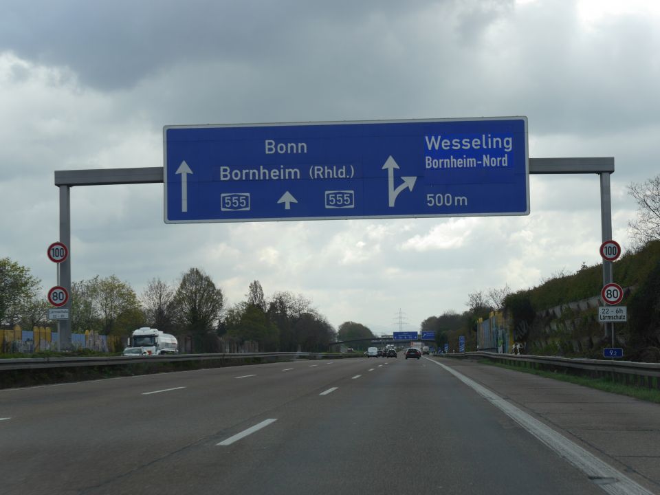 Zusehen ist die Fahrbahn der A555 Richtung Bornheim an der AS Wesseling