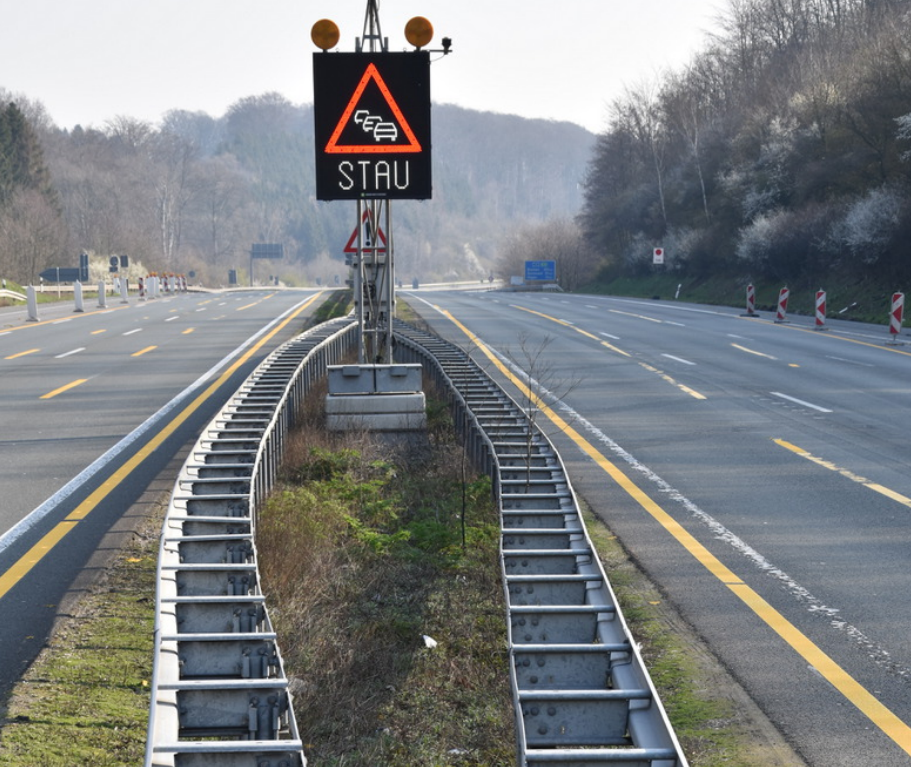 Mittelplanke mit digitaler Stau-Anzeige