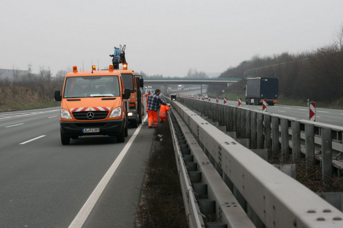 Baustellenfahrzeug untersuchen Mittelplanke der Autobahn